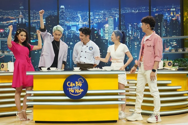 Osad “ngớ người” khi nghe Sam và Liz Kim Cương “thuyết minh” công thức nấu ăn ảnh 2