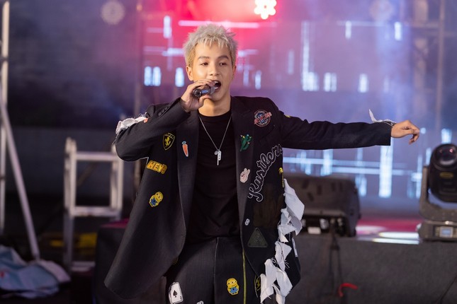 Rapper yêu nón lá Weeza khôn khéo tận dụng sức nóng “King Of Rap” để ra mắt MV mới ảnh 3