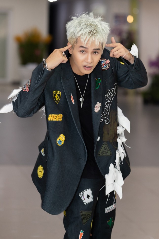 Rapper yêu nón lá Weeza khôn khéo tận dụng sức nóng “King Of Rap” để ra mắt MV mới ảnh 2