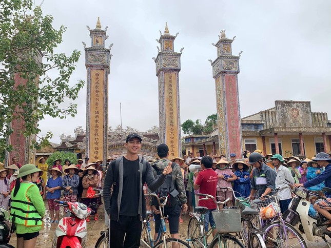 Minh Tú quyên góp tiền, Võ Cảnh về miền Trung hỗ trợ chuyển quà cho người dân vùng lũ ảnh 5
