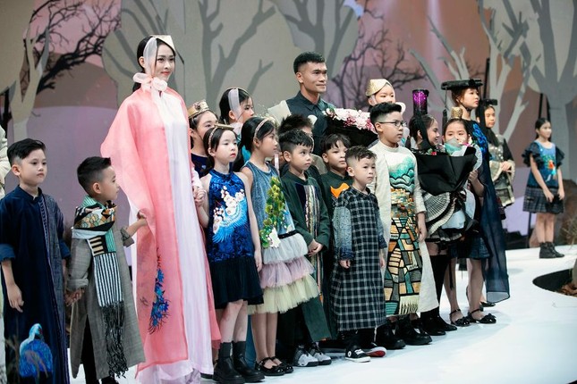 Giữa nhiều thị phi, Hương Giang vẫn tự tin làm vedette sải bước trên sàn catwalk ảnh 2