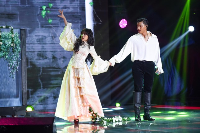 King Of Rap: HIEUTHUHAI đánh bại Lona, Pháo mang mô hình khổng lồ lên sân khấu ảnh 7