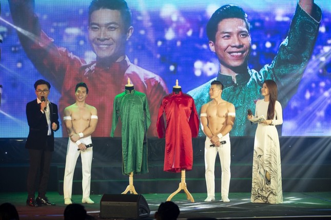 Quốc Cơ - Quốc Nghiệp đấu giá áo mặc tại chung kết Britain’s Got Talent ủng hộ miền Trung ảnh 5