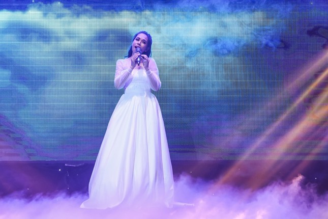 Quốc Cơ - Quốc Nghiệp đấu giá áo mặc tại chung kết Britain’s Got Talent ủng hộ miền Trung ảnh 1