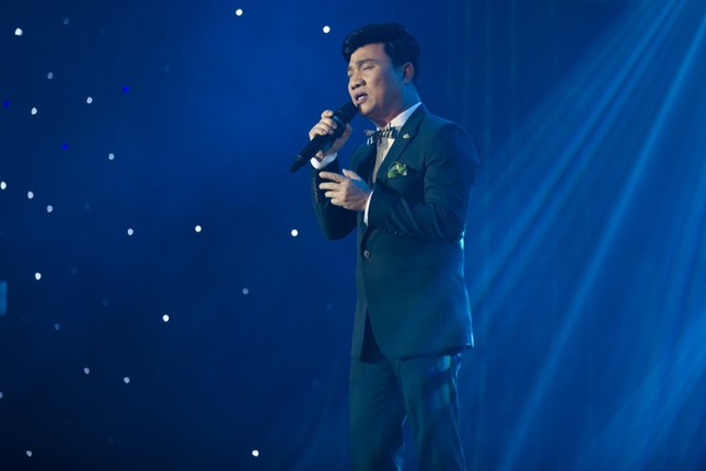 Quốc Cơ - Quốc Nghiệp đấu giá áo mặc tại chung kết Britain’s Got Talent ủng hộ miền Trung ảnh 2