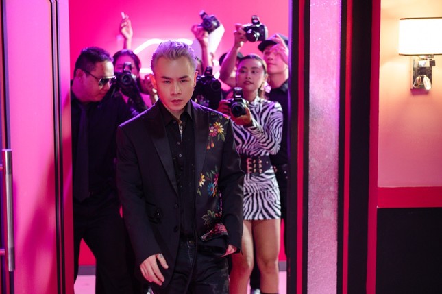 Binz kể chuyện tình showbiz, nắm tay người yêu bỏ chạy khỏi paparazzi trong MV mới ảnh 3