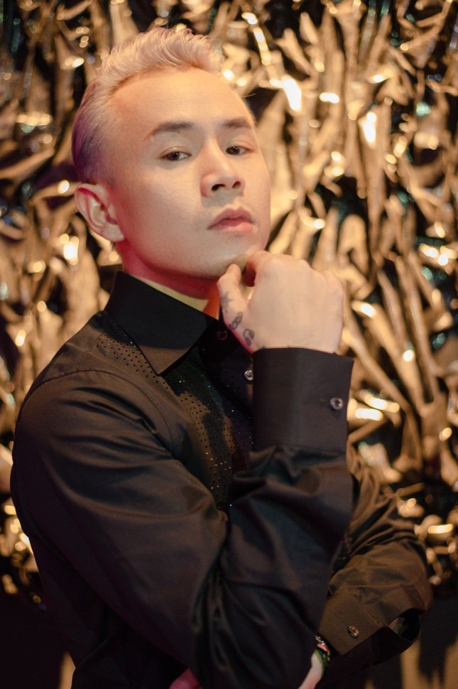 Binz kể chuyện tình showbiz, nắm tay người yêu bỏ chạy khỏi paparazzi trong MV mới ảnh 2