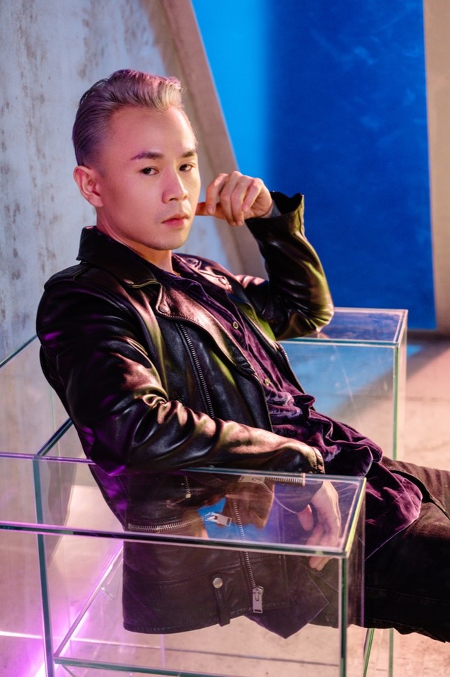 Binz kể chuyện tình showbiz, nắm tay người yêu bỏ chạy khỏi paparazzi trong MV mới ảnh 1