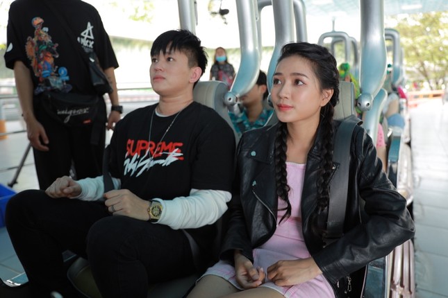 Rapper B Ray rủ dàn cameo siêu xịn chơi tàu lượn trong MV “Đừng Đổ Lỗi Cho Bọn Trẻ“ ảnh 2