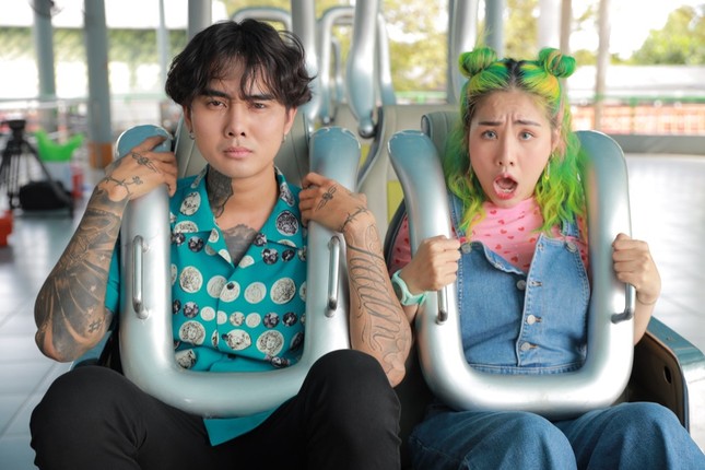 Rapper B Ray rủ dàn cameo siêu xịn chơi tàu lượn trong MV “Đừng Đổ Lỗi Cho Bọn Trẻ“ ảnh 4