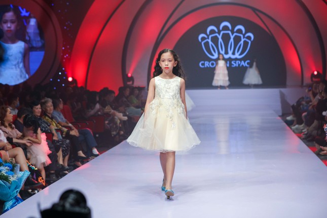 Siêu mẫu Hà Anh đầy thần thái, mở màn show diễn thời trang dành riêng cho trẻ em ảnh 5