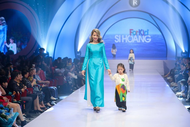 Siêu mẫu Hà Anh đầy thần thái, mở màn show diễn thời trang dành riêng cho trẻ em ảnh 10