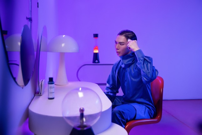 Tạm rời xa sở trường ballad ủy mị, Erik trở lại bằng MV siêu thực từ hành tinh khác ảnh 4