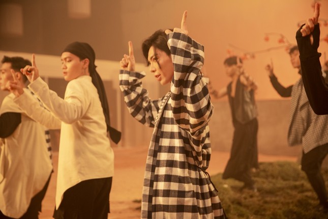 Tạm rời xa sở trường ballad ủy mị, Erik trở lại bằng MV siêu thực từ hành tinh khác ảnh 6