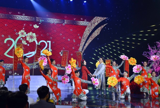 Thể hiện xuất sắc chủ đề “Tết tròn”, nữ sinh 2002 Ngọc Hoa đăng quang Én Vàng Học Đường 2020 ảnh 1