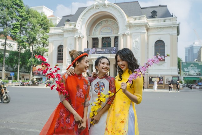 P336 Band - O2O Girl Band tiếp tục kết hợp, mang hot trend “vịt hóa thiên nga” vào MV Tết ảnh 4