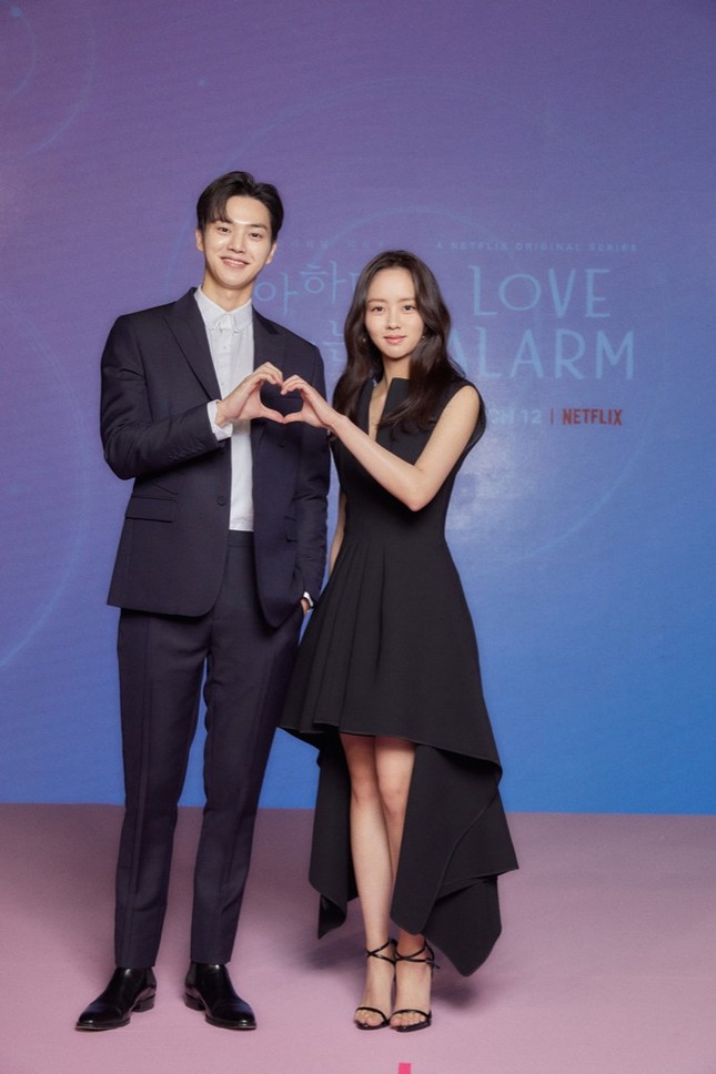 Độc quyền: Trò chuyện cùng Kim Sohyun, Song Kang và đạo diễn phim “Love Alarm 2“ ảnh 1