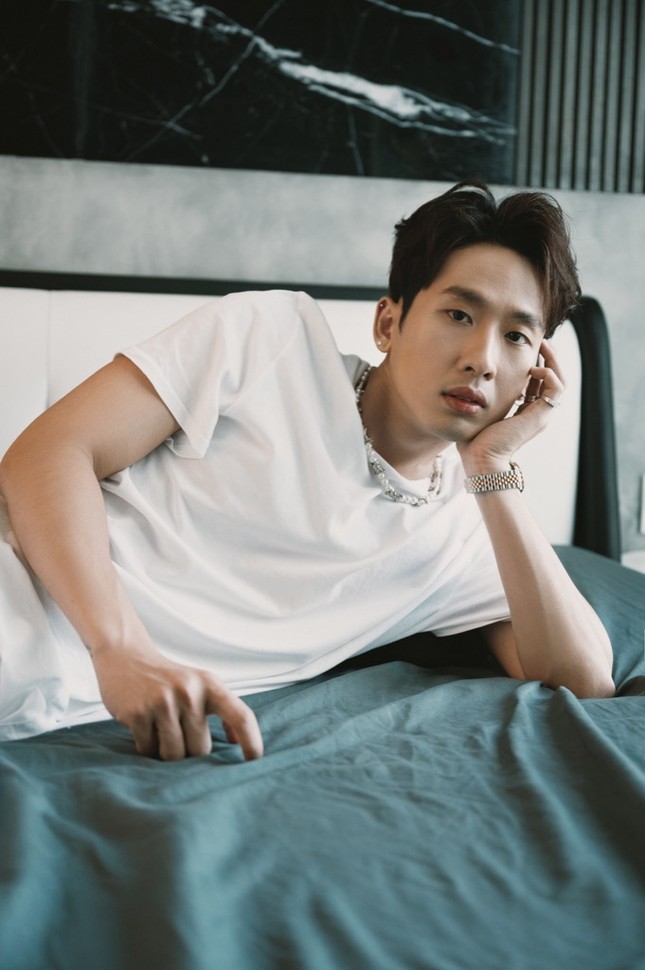 Tạm quên hình ảnh bụi bặm của Quắn, Tuấn Trần trở lại với phong cách “nam thần” ảnh 4