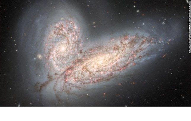 Hình ảnh mới nhất về các thiên hà xoắn vào nhau ảnh 1