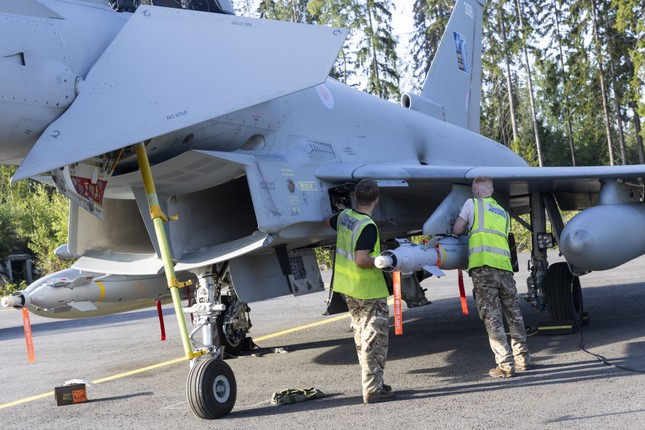 Anh chuyển chiến đấu cơ Eurofighter Typhoons đến căn cứ gần Nga - Ảnh 2.