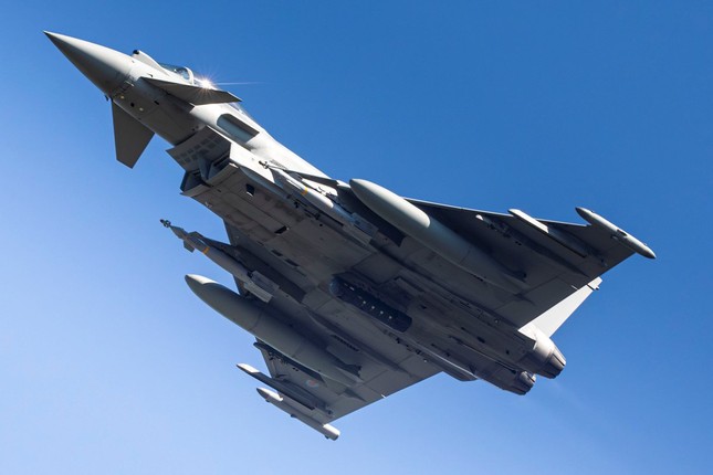 Anh chuyển chiến đấu cơ Eurofighter Typhoons đến căn cứ gần Nga - Ảnh 1.