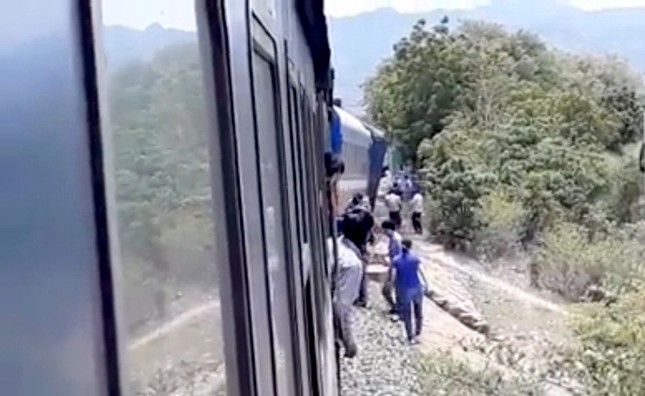 Tàu hỏa trật bánh khi vào ga tại Bình Thuận, đường sắt đình trệ ảnh 1