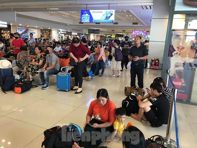 Máy bay hạ cánh trượt, Tân Sơn Nhất đóng cửa, nhiều sân bay náo loạn 'tắc' theo ảnh 5