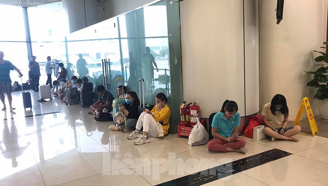 Máy bay hạ cánh trượt, Tân Sơn Nhất đóng cửa, nhiều sân bay náo loạn 'tắc' theo ảnh 9