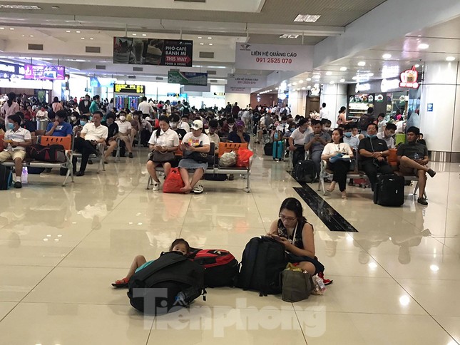 Máy bay hạ cánh trượt, Tân Sơn Nhất đóng cửa, nhiều sân bay náo loạn 'tắc' theo ảnh 10