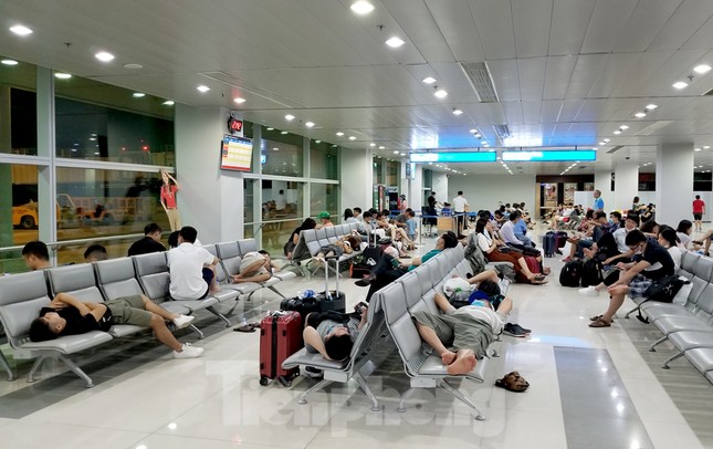 Khách được quyền đổi chuyến bay nếu chậm 2 tiếng trở lên ảnh 1