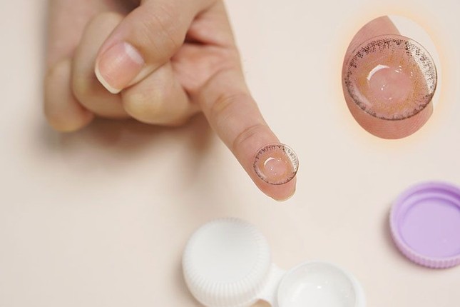 Kính áp tròng dùng sai hại mắt thế nào? ảnh 1