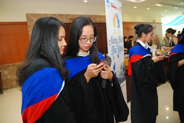 Vinh danh 65 thủ khoa vượt khó, xây dựng tương lai ảnh 5