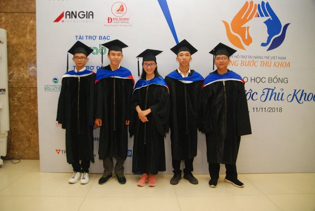 Vinh danh 65 thủ khoa vượt khó, xây dựng tương lai ảnh 3