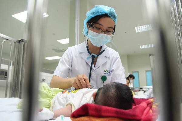 Cha mẹ chăm con mắc sởi kiểu này hại con đủ đường ảnh 1