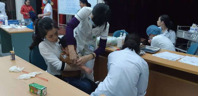 'Ăn thịt bẩn, gà thối': 400 trẻ Bắc Ninh về Hà Nội xét nghiệm bệnh ảnh 2