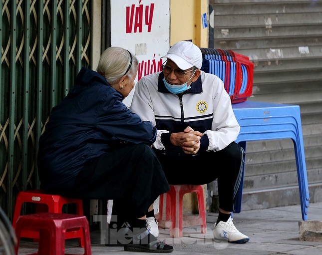 Người Hà Nội co ro trong đợt rét đầu đông ảnh 12