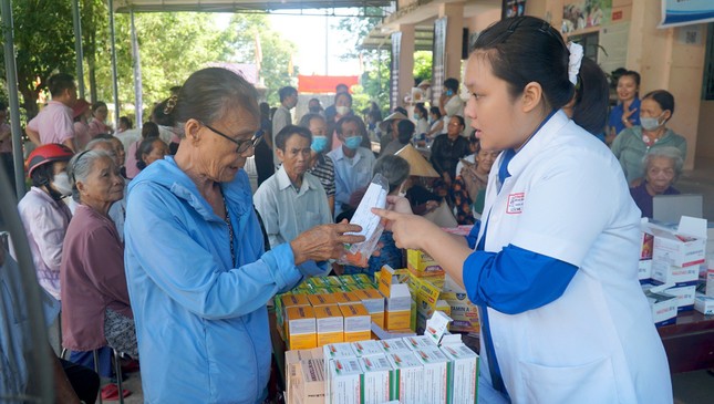 TT-Huế ra quân hành trình ‘Thầy thuốc trẻ làm theo lời Bác’ hướng về đồng bào vùng sâu ảnh 2