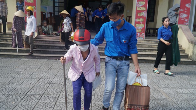 TT-Huế ra quân hành trình ‘Thầy thuốc trẻ làm theo lời Bác’ hướng về đồng bào vùng sâu ảnh 10