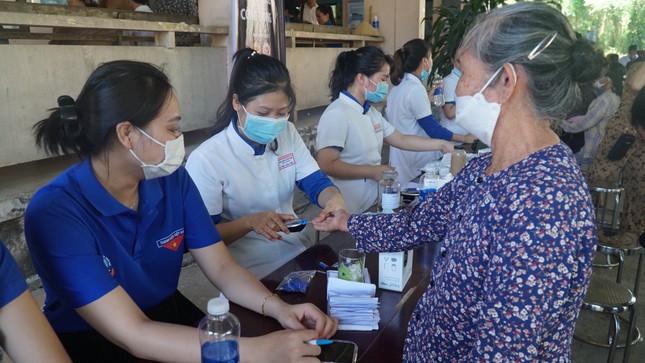 TT-Huế ra quân hành trình ‘Thầy thuốc trẻ làm theo lời Bác’ hướng về đồng bào vùng sâu ảnh 8