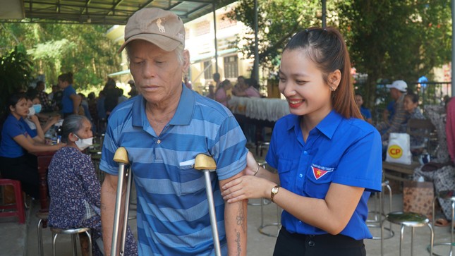 TT-Huế ra quân hành trình ‘Thầy thuốc trẻ làm theo lời Bác’ hướng về đồng bào vùng sâu ảnh 5