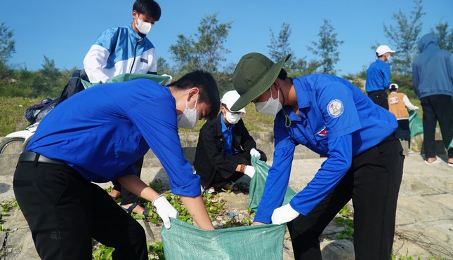 Tuổi trẻ TT-Huế làm sạch bãi biển, chống rác thải nhựa ảnh 6