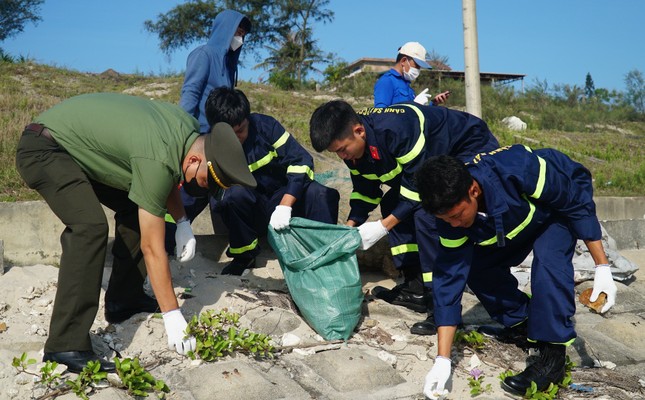 Tuổi trẻ TT-Huế làm sạch bãi biển, chống rác thải nhựa ảnh 7