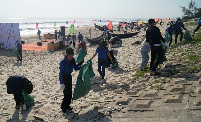 Tuổi trẻ TT-Huế làm sạch bãi biển, chống rác thải nhựa ảnh 9