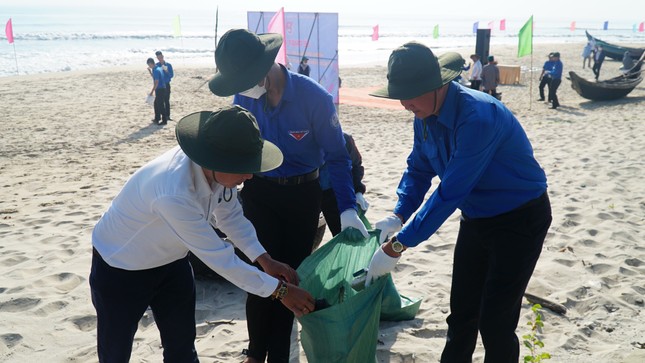 Tuổi trẻ TT-Huế làm sạch bãi biển, chống rác thải nhựa ảnh 12