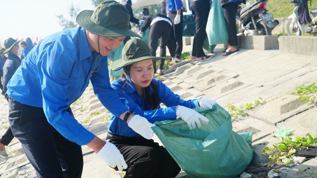 Tuổi trẻ TT-Huế làm sạch bãi biển, chống rác thải nhựa ảnh 14