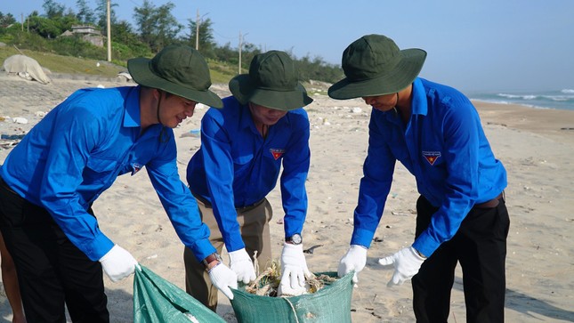 Tuổi trẻ TT-Huế làm sạch bãi biển, chống rác thải nhựa ảnh 13