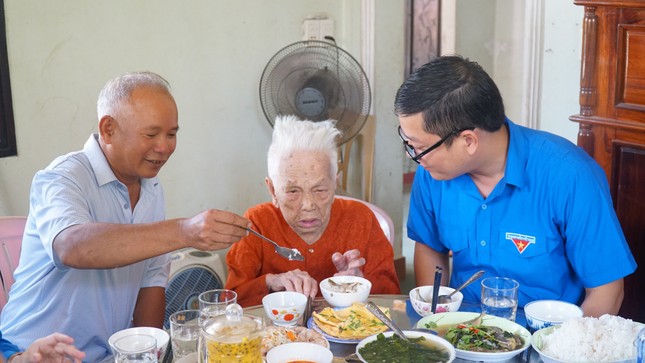 Tuổi trẻ TT-Huế tri ân Anh hùng liệt sĩ ảnh 6