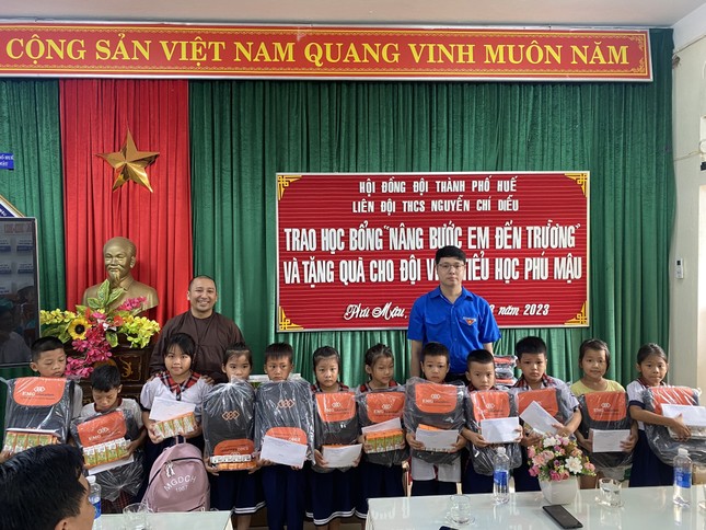Bàn giao nhà Khăn quàng đỏ, tặng học bổng cho học sinh hoàn cảnh khó khăn ảnh 3