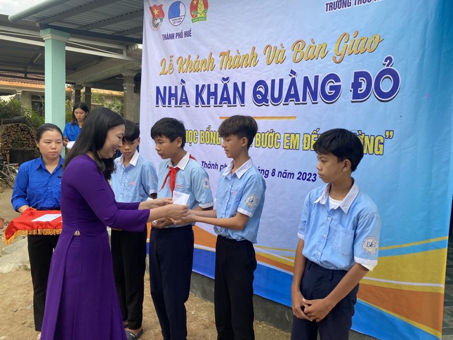 Bàn giao nhà Khăn quàng đỏ, tặng học bổng cho học sinh hoàn cảnh khó khăn ảnh 2