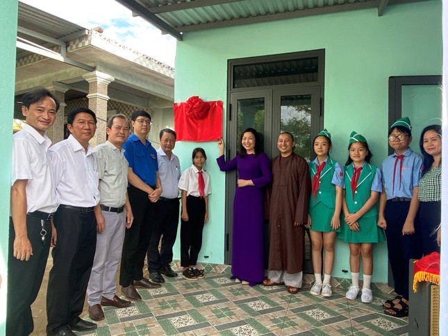 Bàn giao nhà Khăn quàng đỏ, tặng học bổng cho học sinh hoàn cảnh khó khăn ảnh 1
